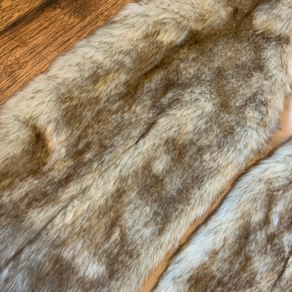 New Dynamite Faux Fur Vest - Picture 3 of 4